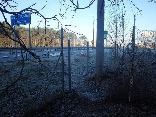 Dziura w płocie i dzięki temu można dalej podążać szlakiem