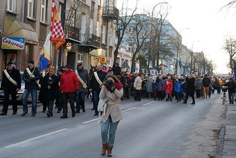 Drugi z orszaków wędruje ulicą Mościcikiego