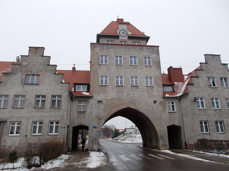 Ulica Fałata - zabytkowa kamienica z nowym zegarem