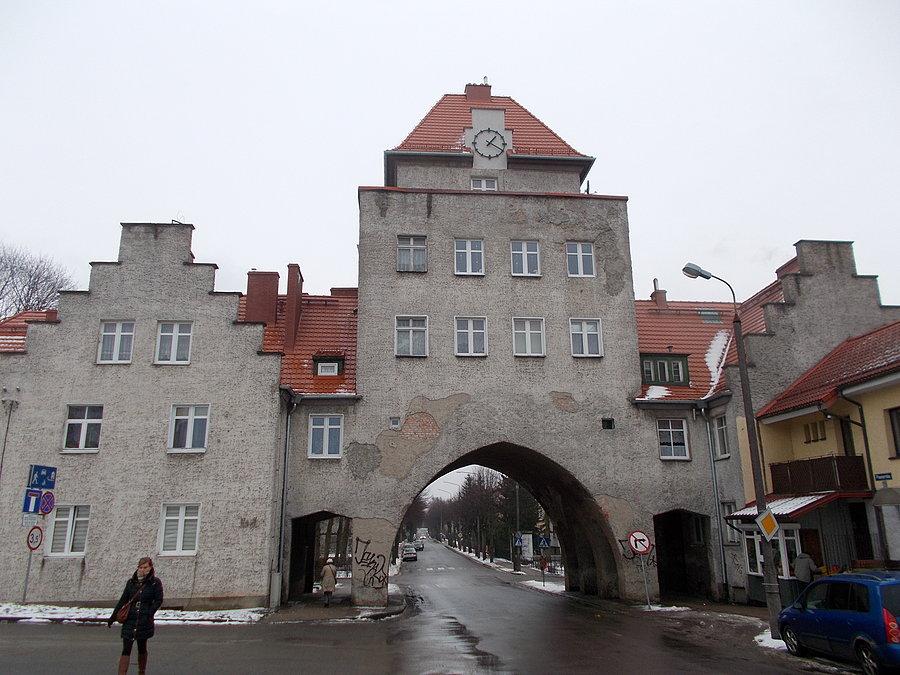 Ulica Fałata - zabytkowa kamienica z nowym zegarem