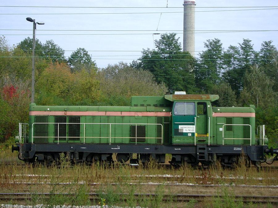 Pozbawiona oznaczeń SM42-2626 stoi na stacji Tomaszów Mazowiecki podczepiona pod skład gruszek Transody