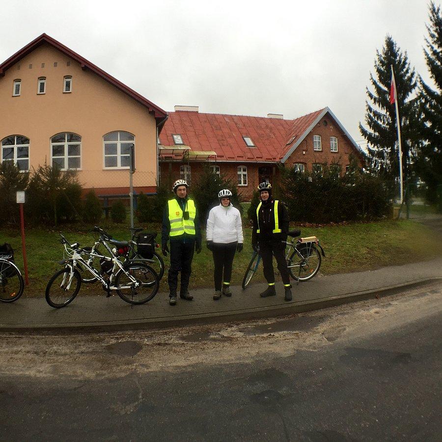 "Szalona" rowerzystka w Gorzędzieju żegna ekipę pewnie z żalem