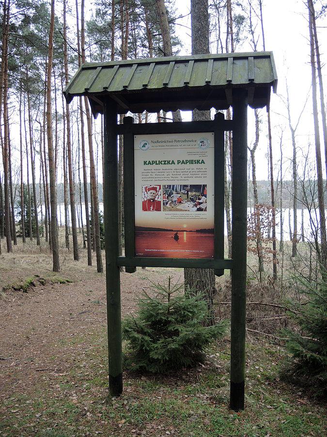 Tablica pamiątkowa niedaleko kapliczki