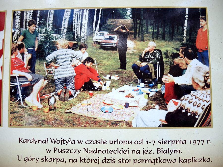 Pamiątkowa fotografia - Kardynał Wojtyła na bwaku w Białej