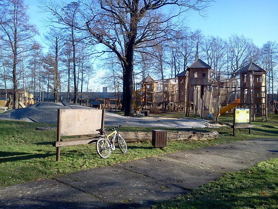 Świetny plac zabaw dla dzieci (ze swoimi byłem tu już 3 razy)