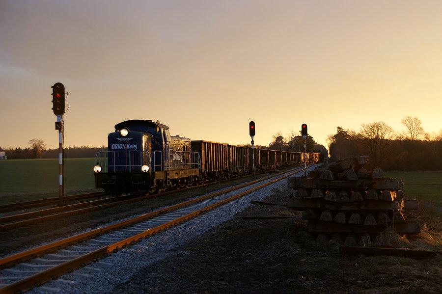 SM42-2303 z węglarkami relacji Mościce Azoty - Kłodzko Główne wjeżdża do Twardawy