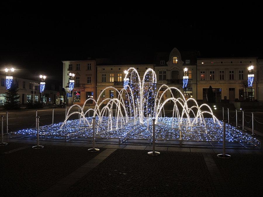 Zimowa fontanna na czarnkowskim rynku