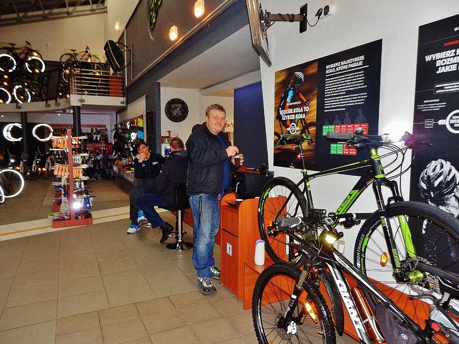 W drodze powrotnej. Schowałem się przed ulewą - Sklep rowerowy na Górkach