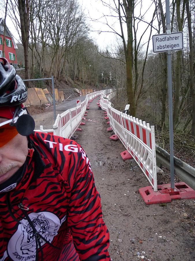 Runda na Müngstener Brücke, Lennep - wreszcie wąski przejazd przez baustele na Morsbachtal