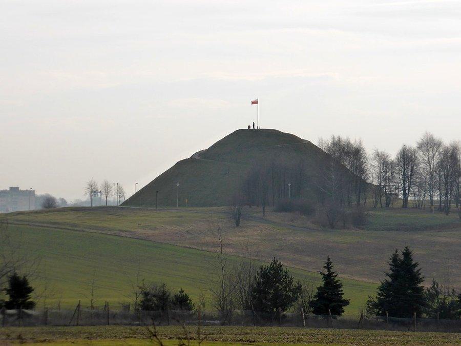 Kopiec w oddali