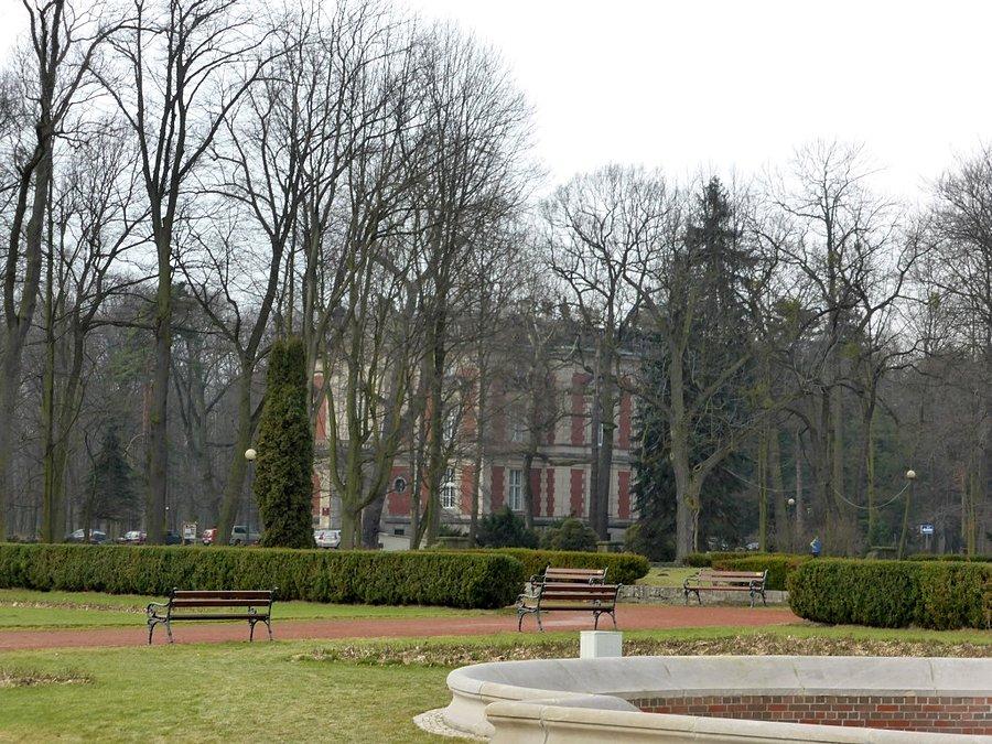 W tle Pałac Kawalera