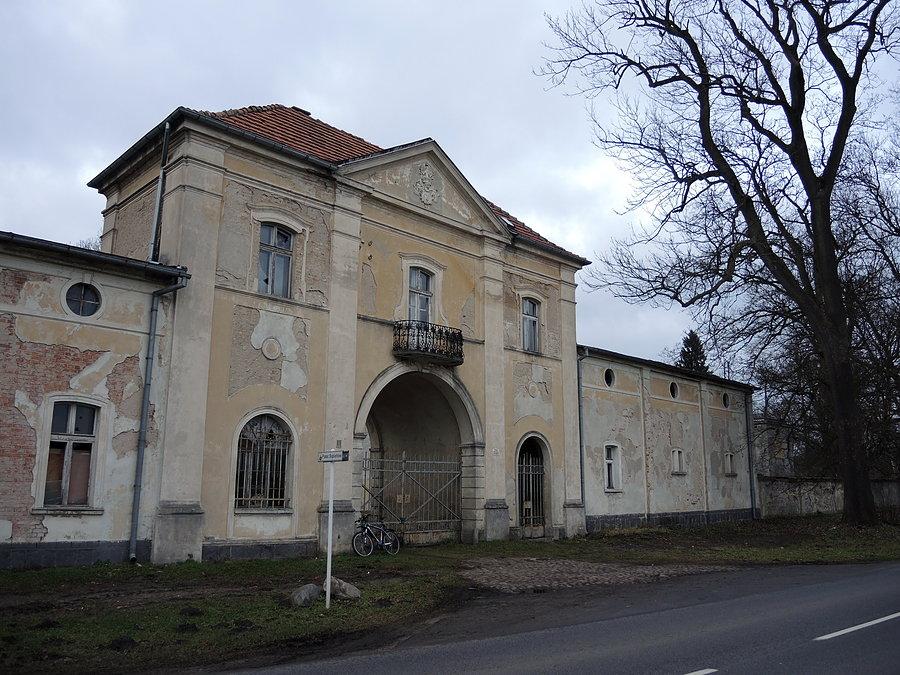 Przed Pałacem Sapiehów w Wieleniu