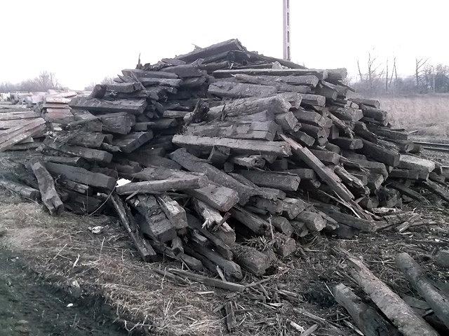 Zdemontowane podkłady kolejowe