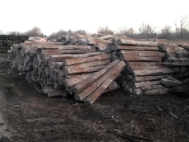 Zdemontowane podkłady kolejowe