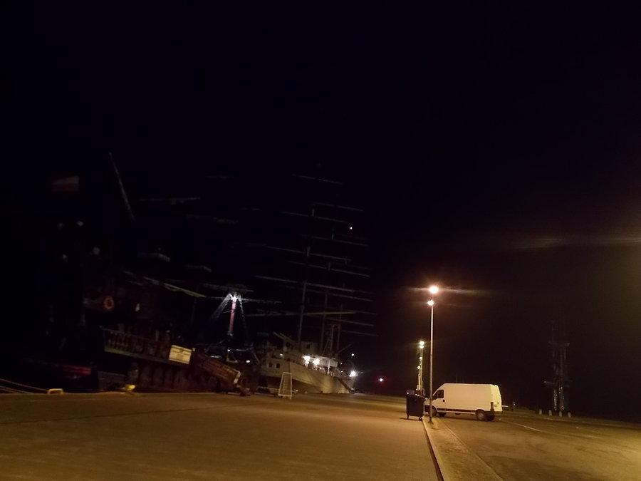 Gdynia - statek pirató i Dar Młodzieży przy Skwerze Kościuszki