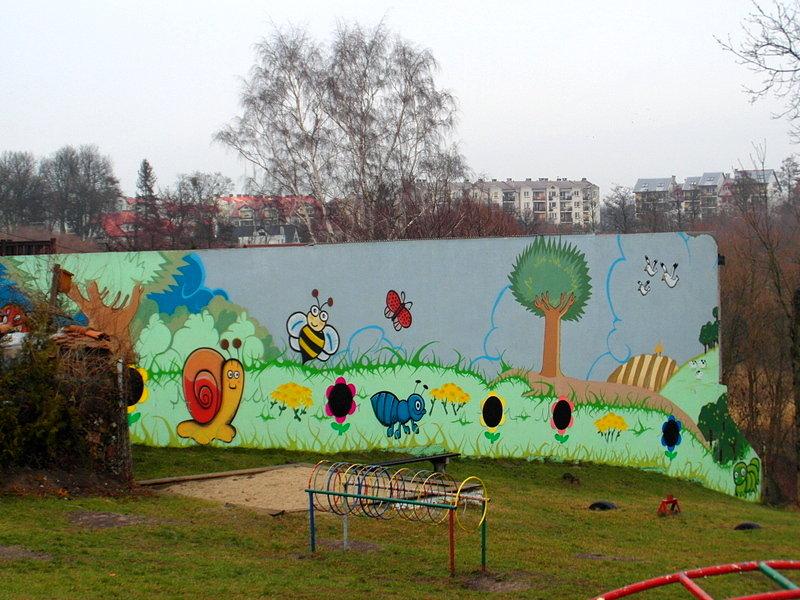 Wesoły mural na terenie przedszkola w Skarszwach