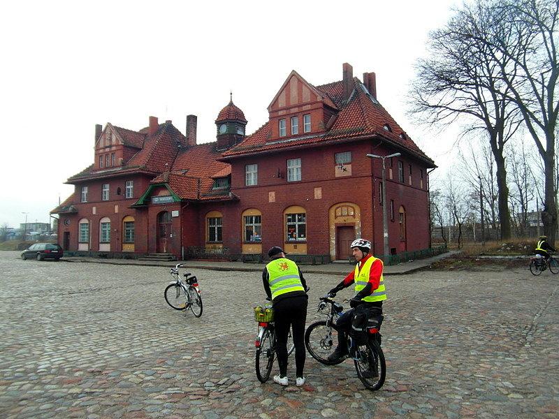 Zabytkowy budynek byłego dworca w Skarszewach
