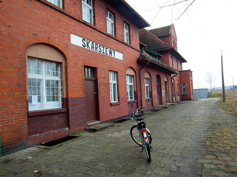 Zabytkowy budynek byłego dworca w Skarszewach