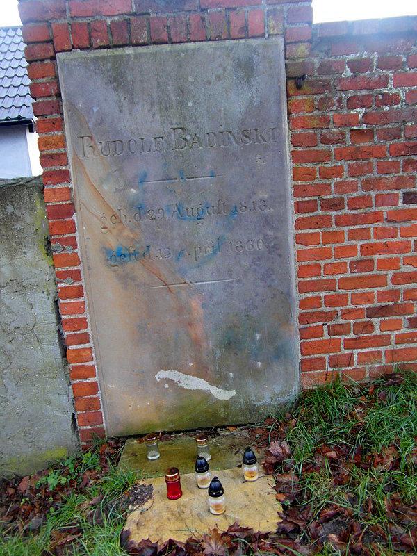 Stela w parku w Skarszewach