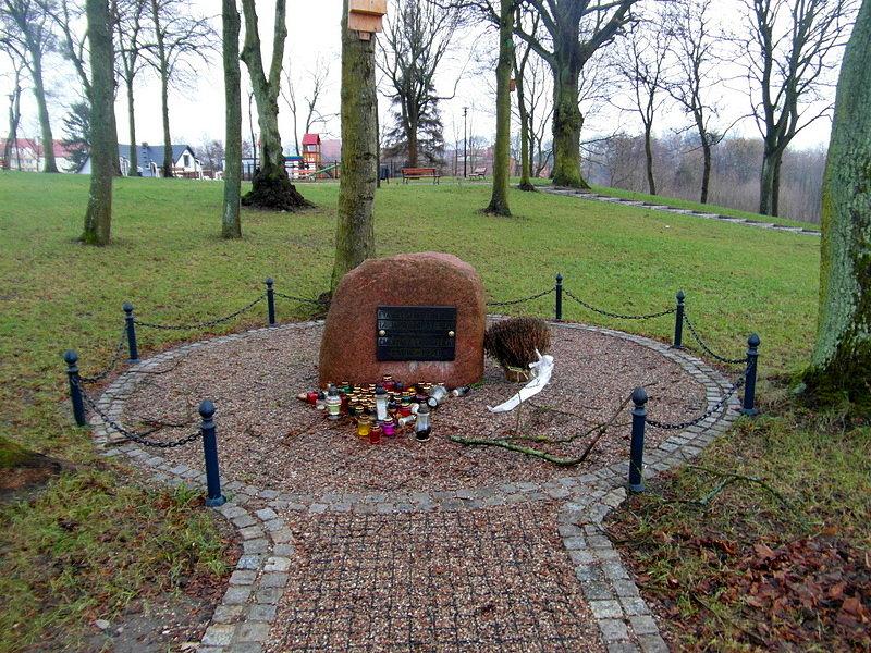 Tablica upamiętniająca miejsce cmentarza ewangelickiego w Skarszewach