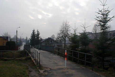 Na mostku, a raczej kładce, bo tu obowiązuje ruch pieszy