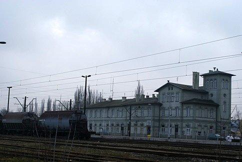 Terenem mocno zaoranym, błotem, gliną, mułem, cokolwiek to było docieram do Dworca Tomaszów