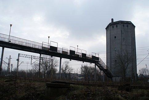 Schody nad torami, mocno zdefastowane