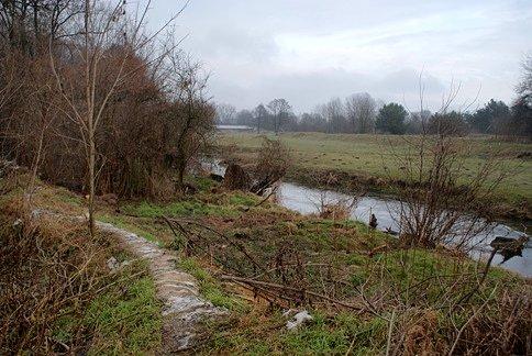 Nie ma lekko, ciasno tu, masz babo drogę, a raczej własnoręcznie utworzony wał wzdłuż Wolbórki