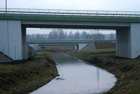 Koryto Czarnej i mosty