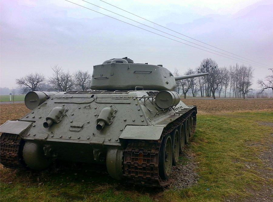 Czołg obok bunkrów w Darkovicach