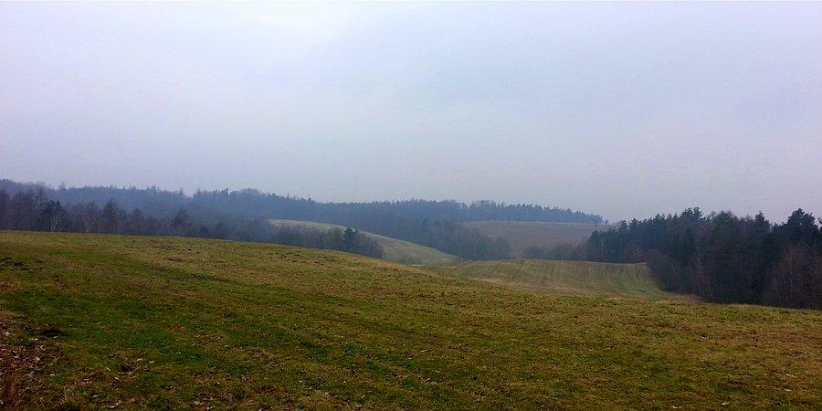 Przejeżdżam ścieżką przez las z Vresiny do Hat"