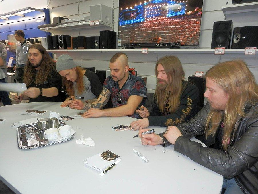 Sabaton rozdaje autografy w Media Markt
