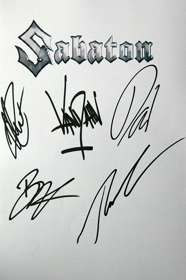 Autografy wszystkich członków zespołu