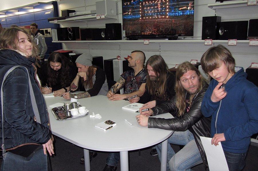 Zespół składa autografy