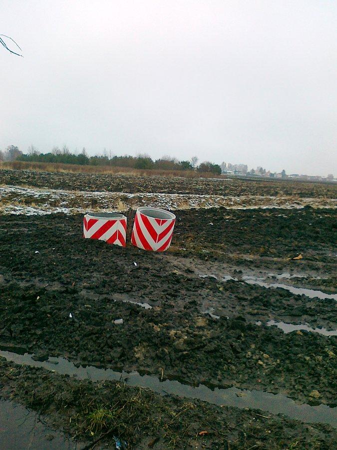 Pomalowane w ten sposób kręgi leżą na polach już od ubiegłego roku. Nie wiem, co wyznaczają