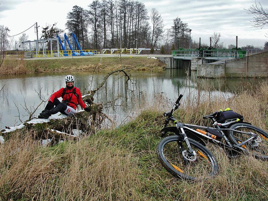 Wzdłuż Doliny Nogatu, szlakiem rowerowym Powiśla. Śluza na Nogacie