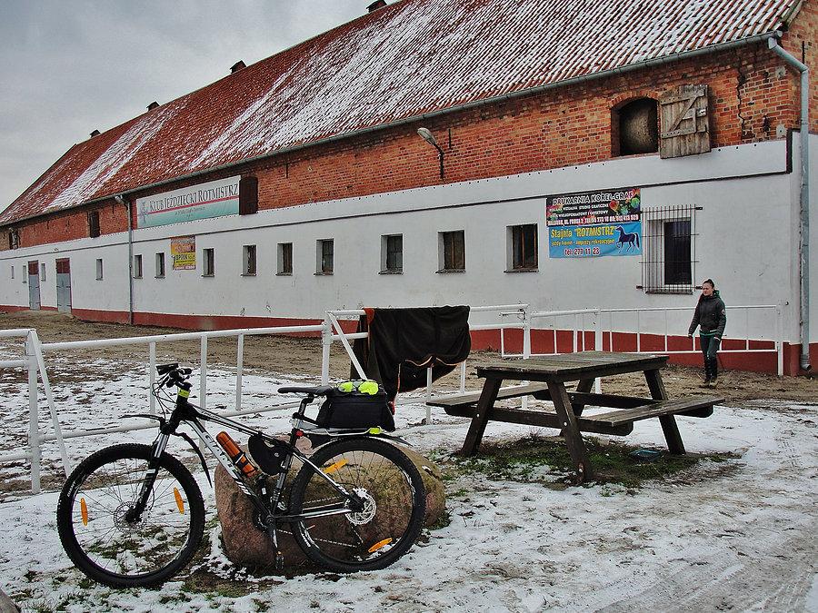 Wzdłuż Doliny Nogatu, szlakiem rowerowym Powiśla. Węgry - Stajnia Rotmistrz