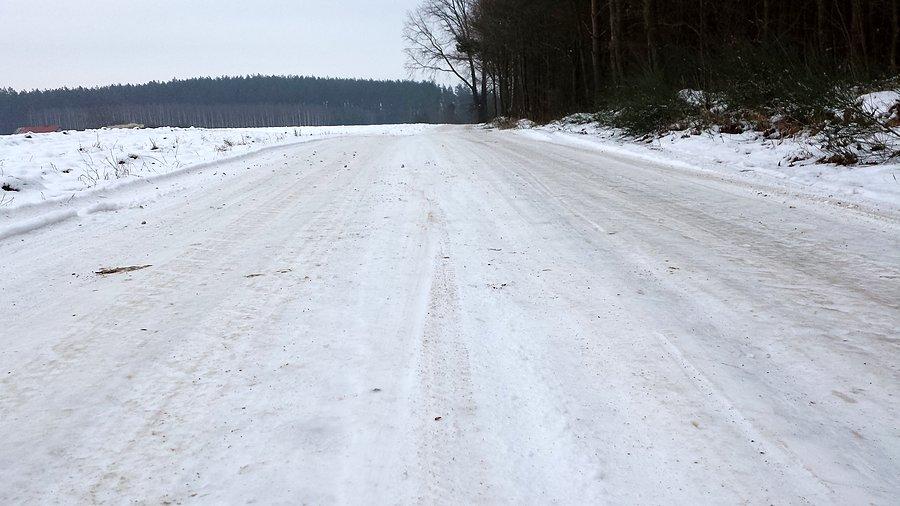 Tak dziś było na drogach - biało i ślisko