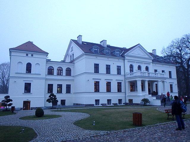 Zabytkowy pałac-hotel w Rulewie, gdzie ...