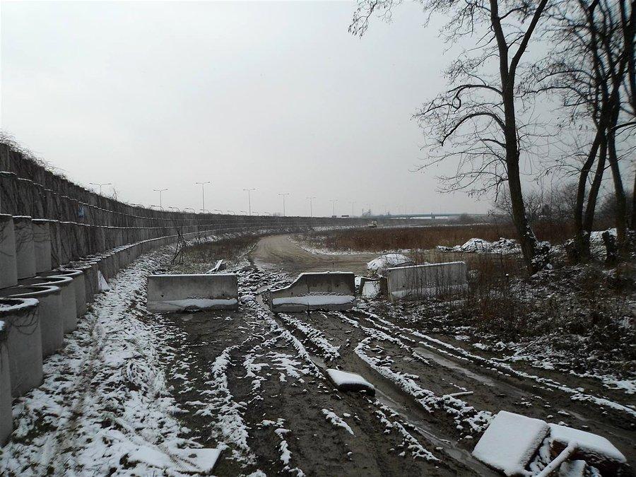 Rozjeżdżona droga przejazdu dla rowerów