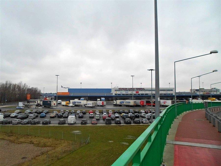 Cargo Terminal i lądujący samolot