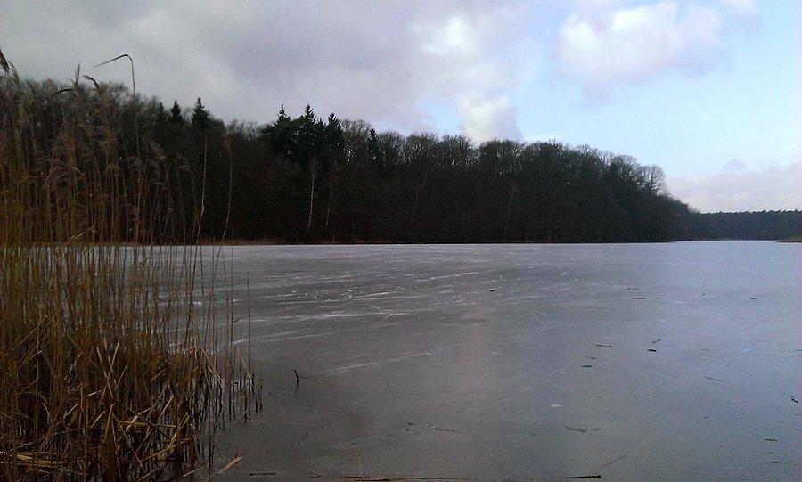Jezioro Jarosławieckie lekko zamarznięte