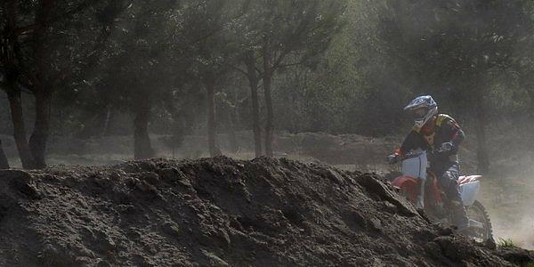 Grupka zapaleńców postanowiła wybudować prawdziwy tor motocrossowy