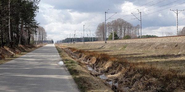Asfaltem wzdłuż torów. Sokule-Szachy