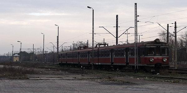 Pociąg osobowy na bocznicy kolejowej