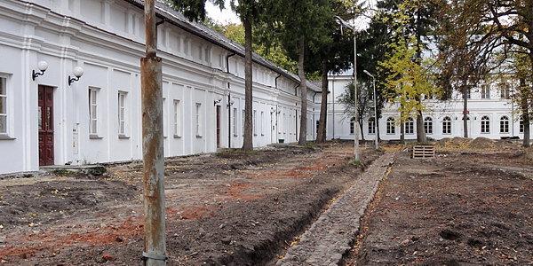 Kolejny etap rewitalizacji Parku Radziwiłłów to nowe alejki spacerowe, póki co zlikwidowano stare