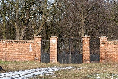 Główna brama tomaszowskiego cmentarza żydowskiego