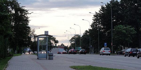 Przystanek autobusowy przy ścieżce rowerowej na ulicy Zamkowej