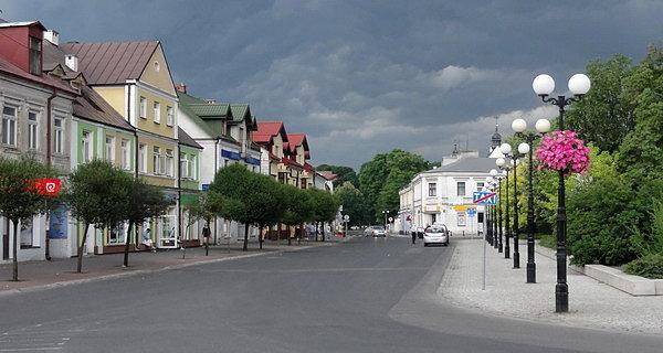 Nad bialskim Rynkiem pojawiła się ciemna chmura i zerwał się silny wiatr