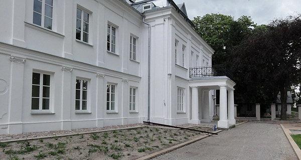 Budynek biblioteki w Parku Radziwiłła